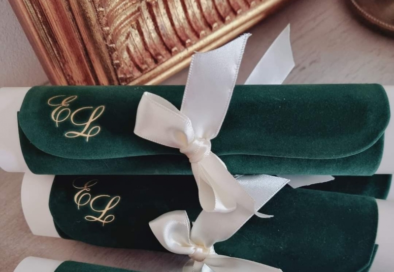 Invitație model scroll cmdoj catifea verde cu inițiale aurii