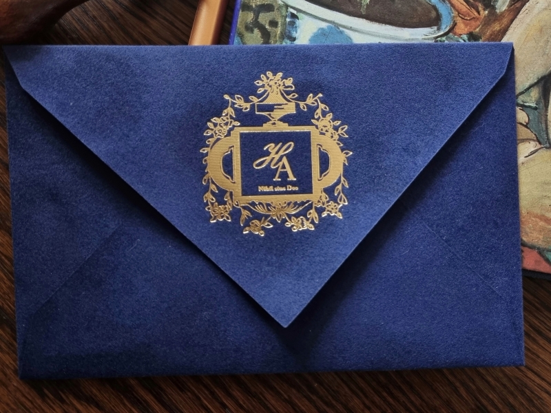 Invitație nunta cu plic catifea albastră și o monograma eleganta aurie