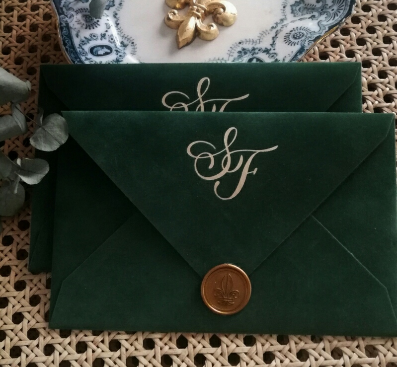 Invitație nunta cu plic catifea verde și monograma aurie