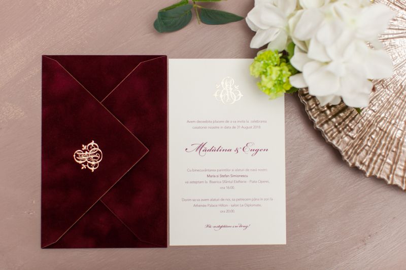 Invitație nunta cu plic catifea verde și monograma aurie - poza 3