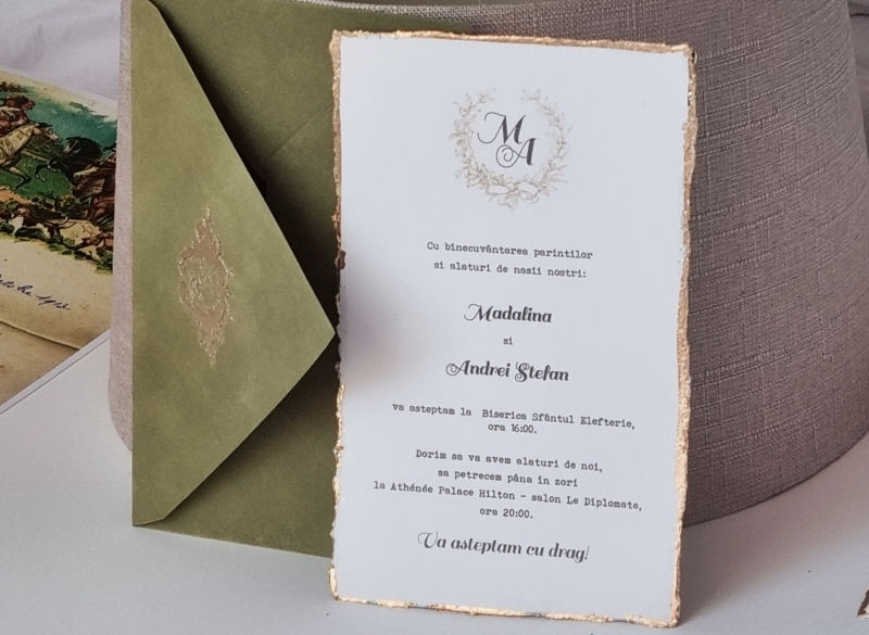 Invitație nunta cu plic verde olive și foita aur - poza 1
