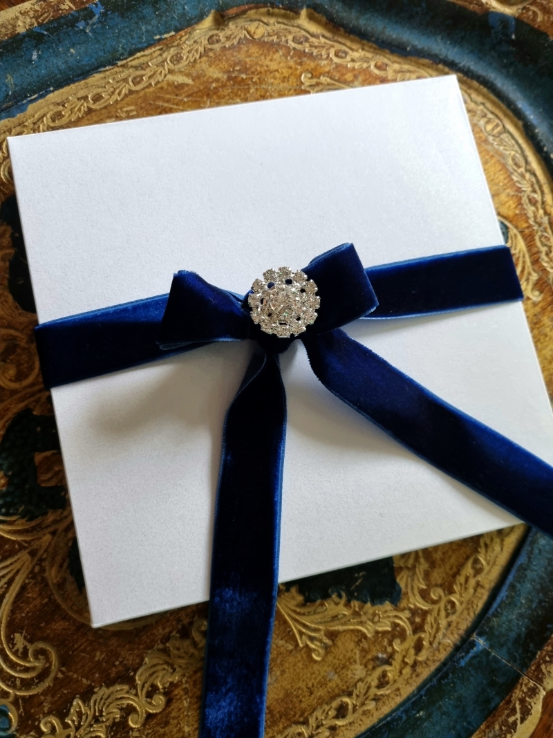 Invitație nunta în cutie alb sidefat cu funda catifea albastru royal
