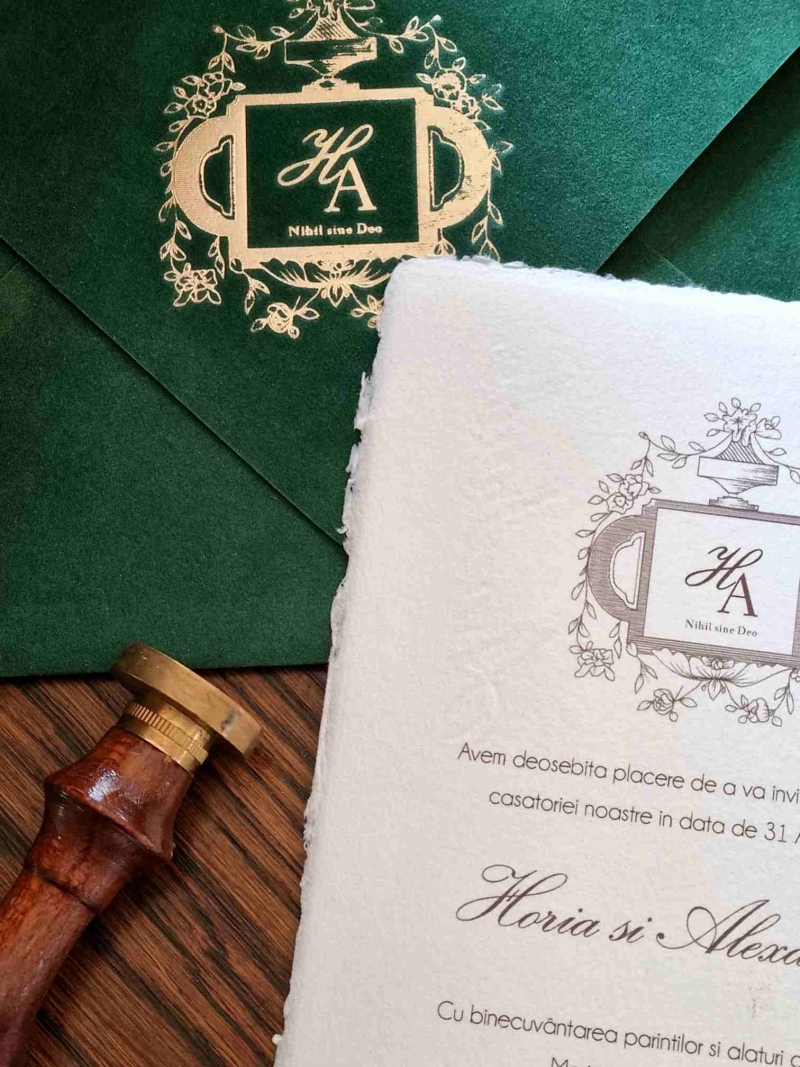 Invitație nunta plic catifea verde cu monograma aurie si inițiale miri