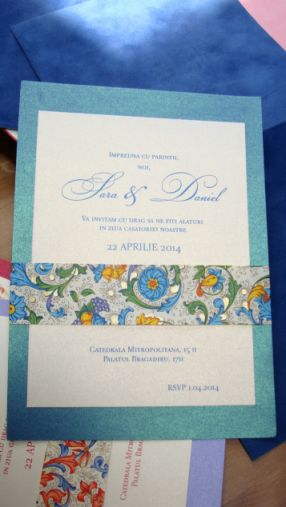 Invitatie nunta cu esarfa din hartie decorativa albastru si auriu - poza 4