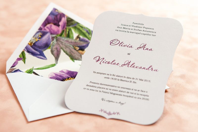 Invitatie nunta cu design floral mov