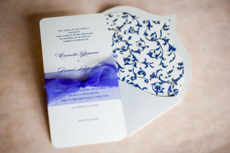 Invitatie nunta cu funda din organza albastru electric