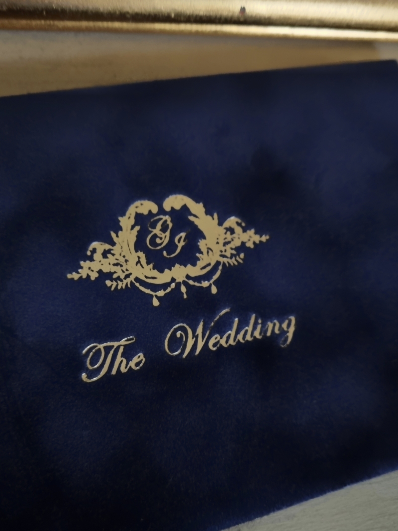 Invitatie nunta cu plic catifea albastru si monograma pe fata - poza 4