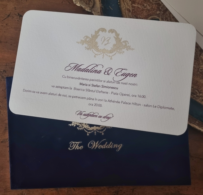 Invitatie nunta cu plic catifea albastru si monograma pe fata - poza 2