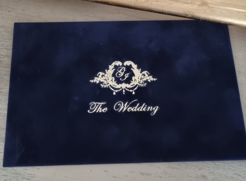 Invitatie nunta cu plic catifea albastru si monograma pe fata - poza 1