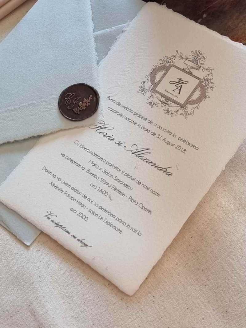 Invitatie nunta cu plic hartie manuala gri perla - poza 3