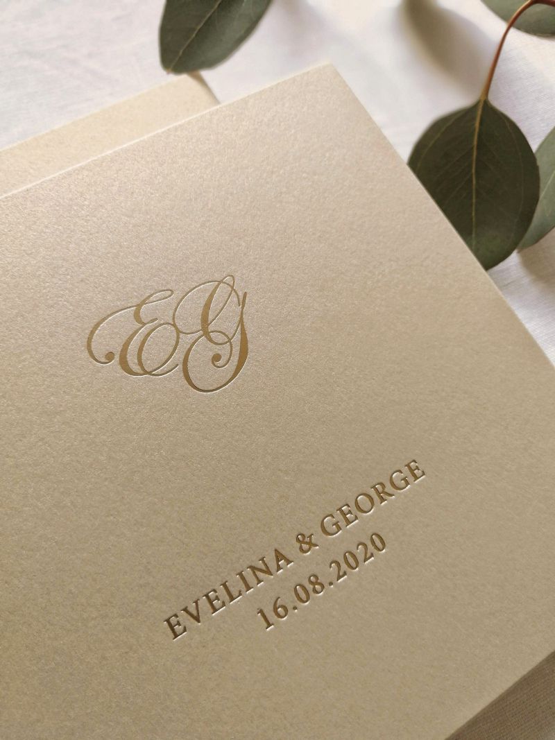 Invitatie nunta cutie aurie cu monograma folio auriu - poza 1