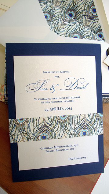 Invitatie nunta cu pene de paun stilizate, auriu si albastru - poza 6