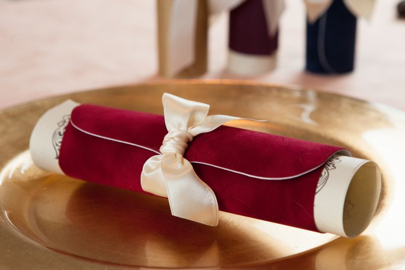 Invitatie nunta model scroll catifea rosie - poza 1
