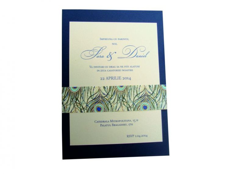 invitatie nunta cu pene de paun stilizate, auriu si albastru