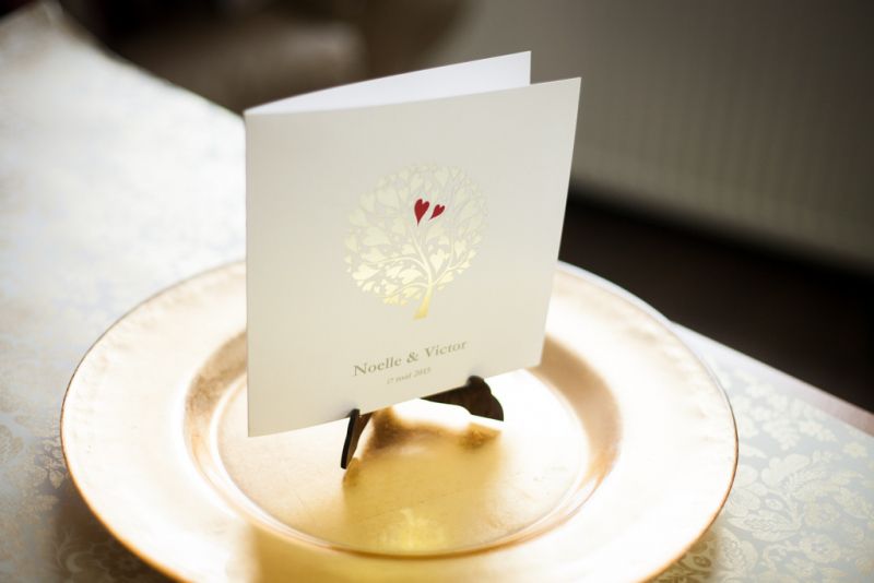 Invitatie nunta cu pomisor  auriu si inimioare rosii - poza 3