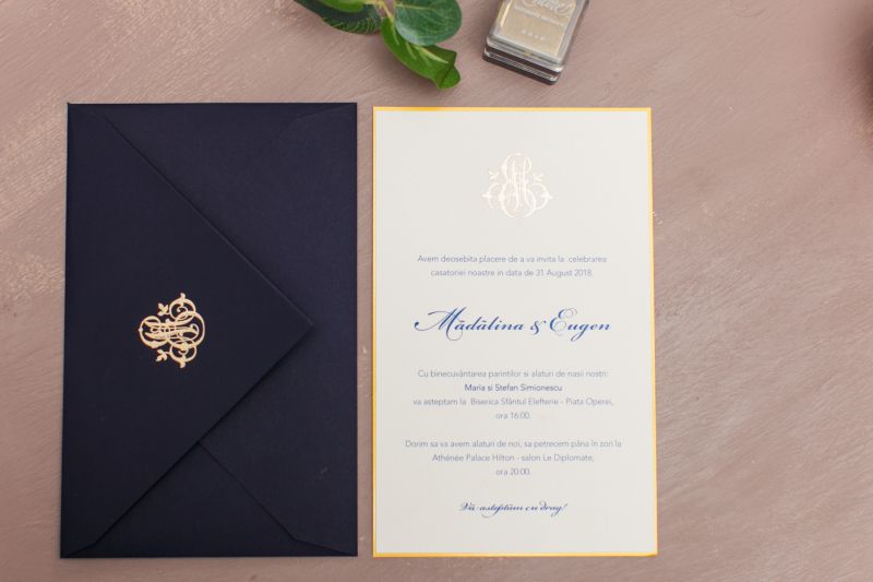 invitatie nunta eleganta cu monograma aurie