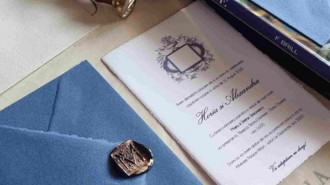 Invitatii nunta din hartie manuala albastru royal